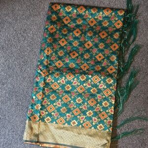 Elegant Green and Gold Patterned Dupatta